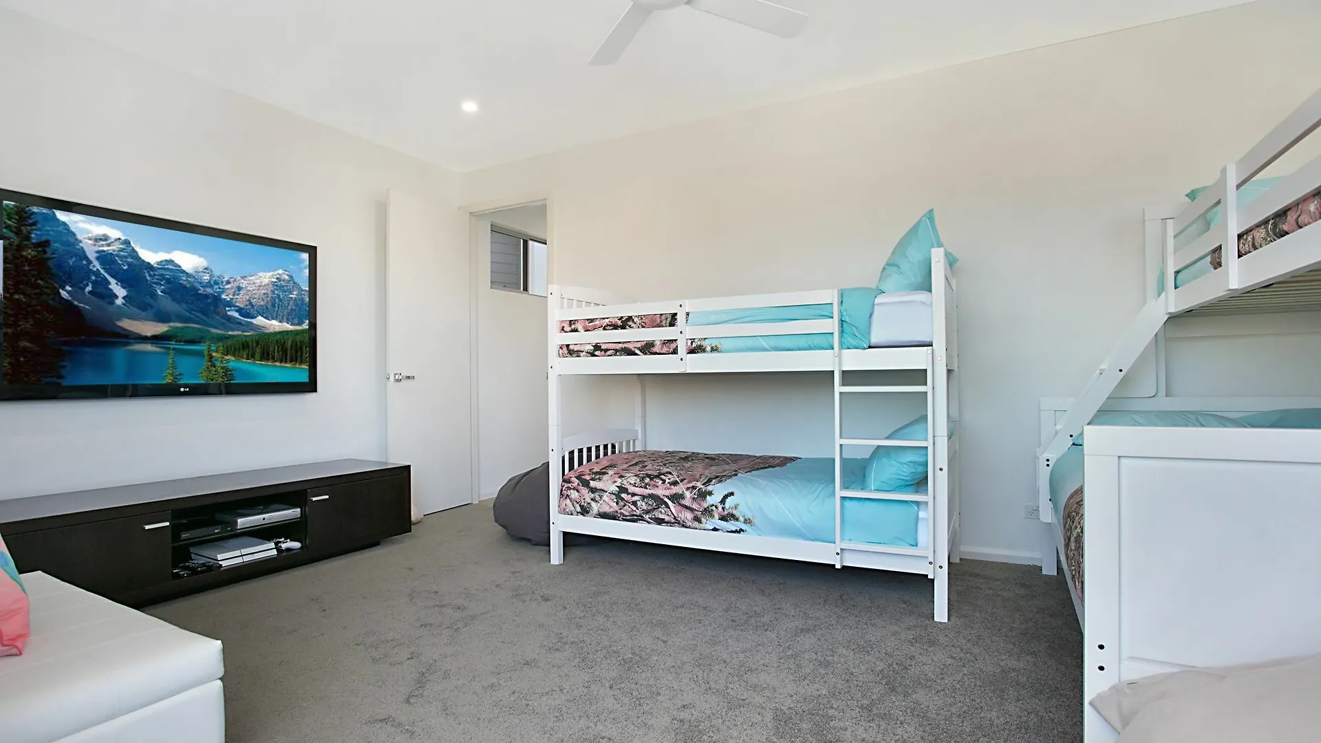 Pacific Breeze Villa Broadbeach Waters Australia